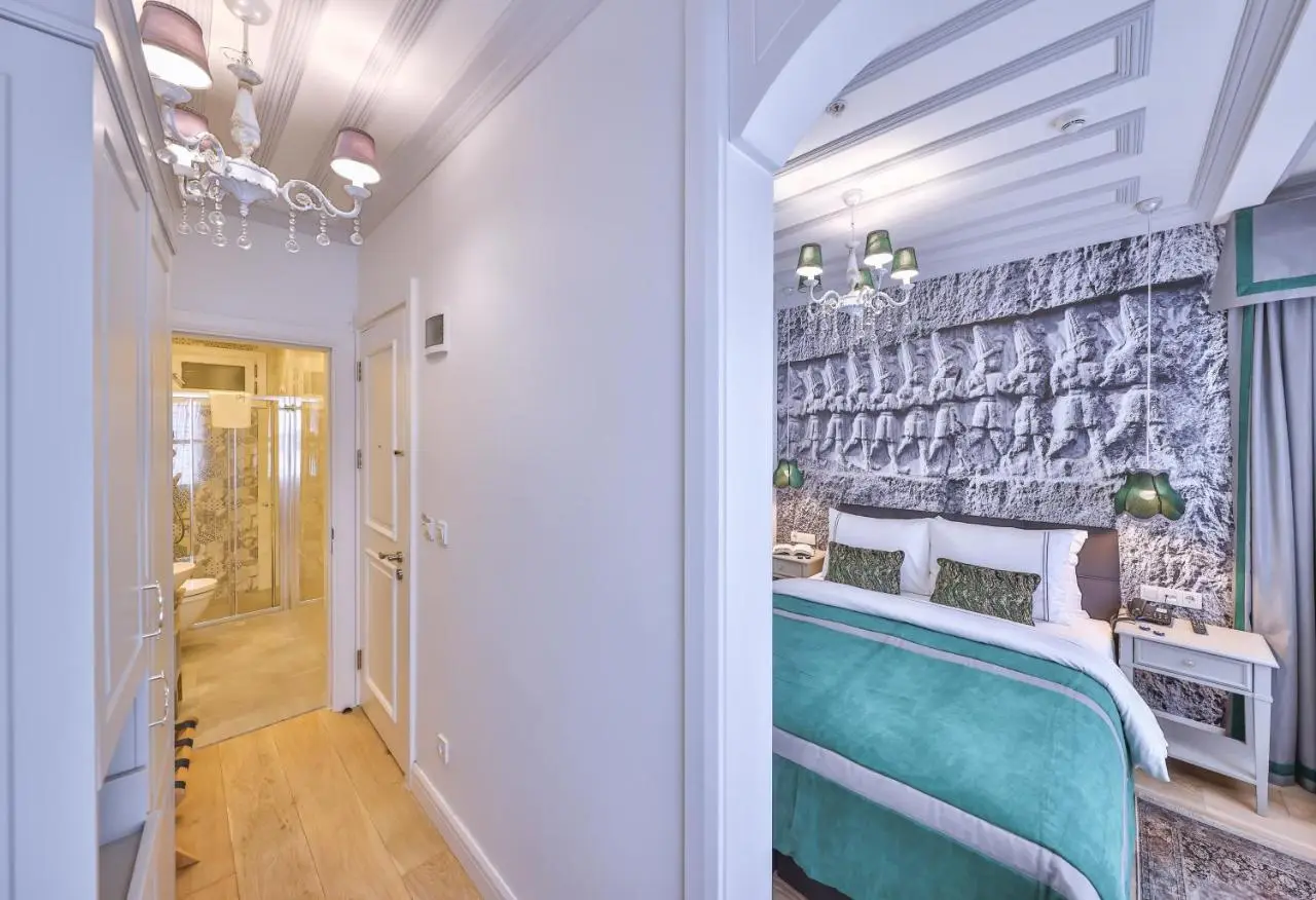 9 Doors Hotel