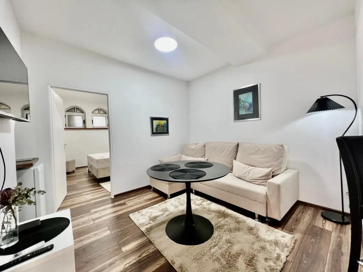 Modern Two-Bedroom Apartment with Garden & Parking