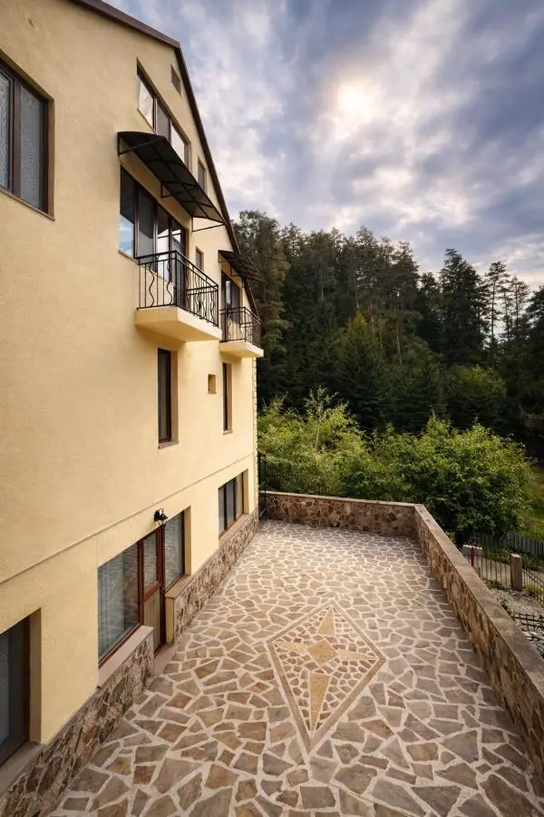 Hotel forest echo