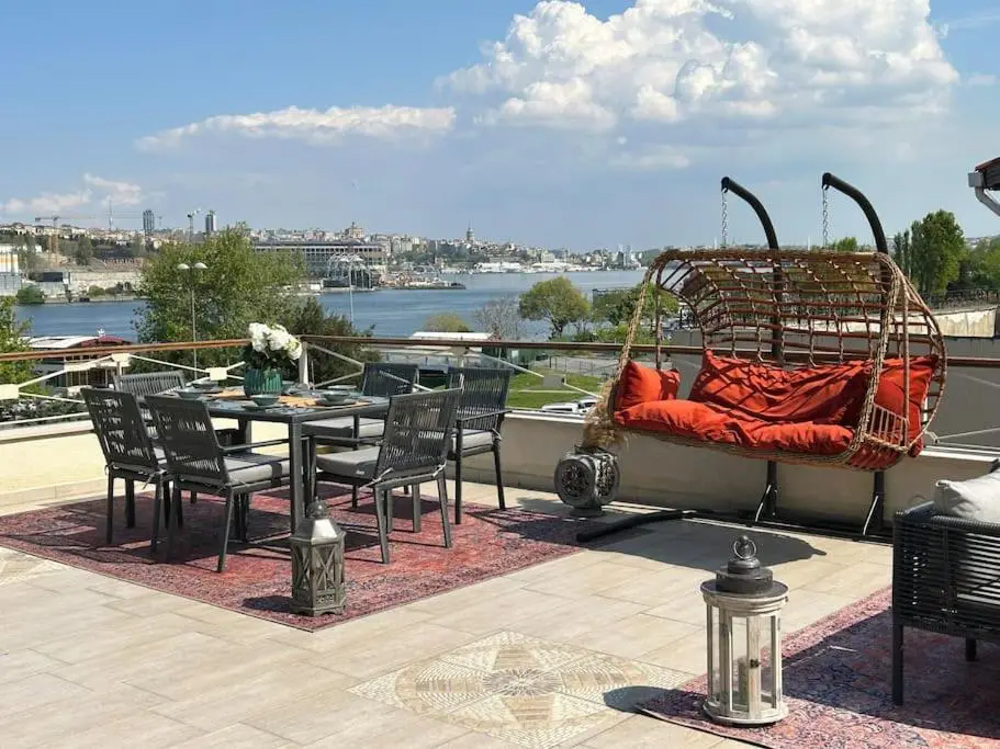 Waterfront Villa by the Tram - Private Terrace with Dome & Golden Horn View in Fatih