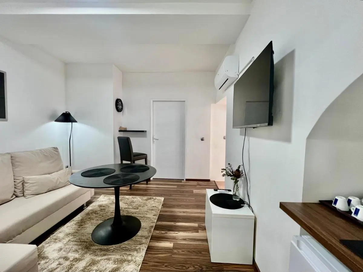 Modern Two-Bedroom Apartment with Garden & Parking
