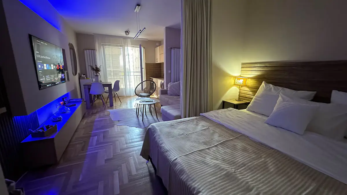 Studio near the airport, tram and bus