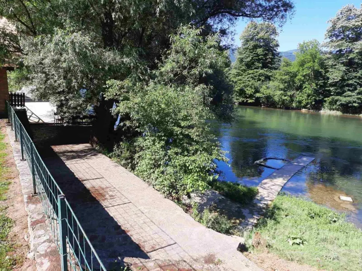 "River paradise" Vikendica sa bazenom, ladarom i kaminom na samoj obali Vrbasa Banja Luka