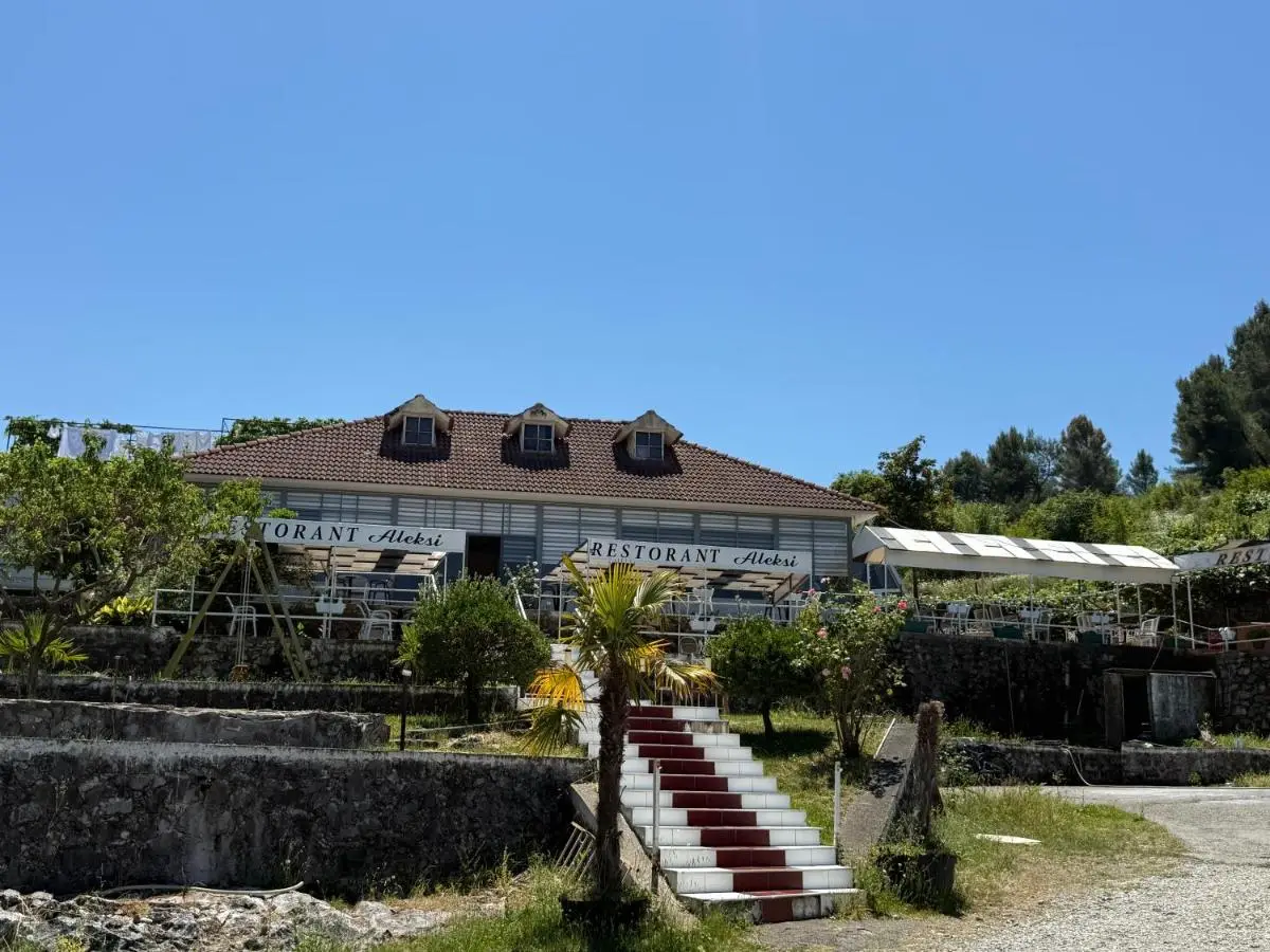 Alex's House Shirokë