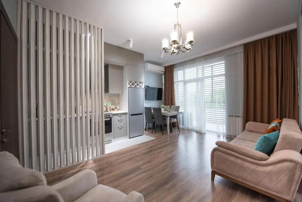 2-Bedroom Apartment with Spacious Balcony - Self Check-In - 5 Min to Metro