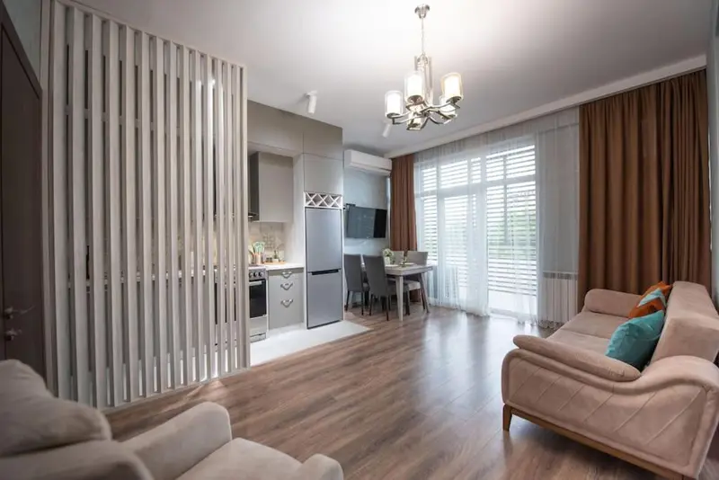 2-Bedroom Apartment with Spacious Balcony - Self Check-In - 5 Min to Metro