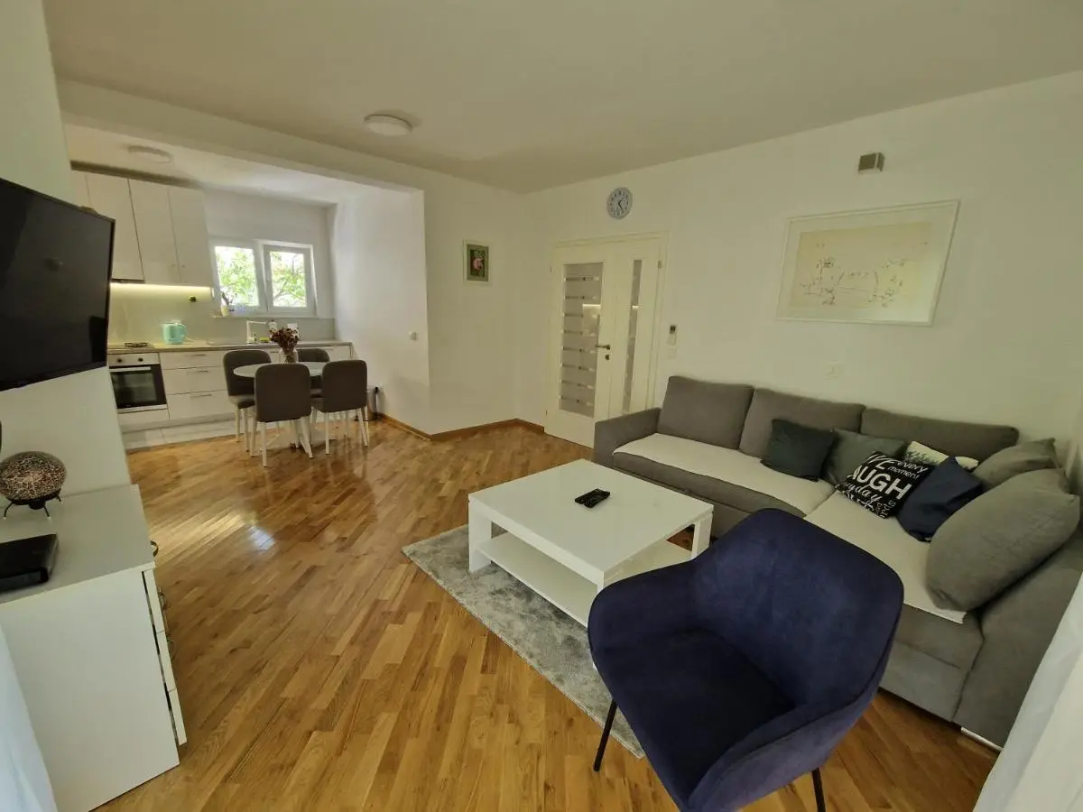 Villa Tamara with garden and river view - free private parking Bicycle & Motorcycle Garage