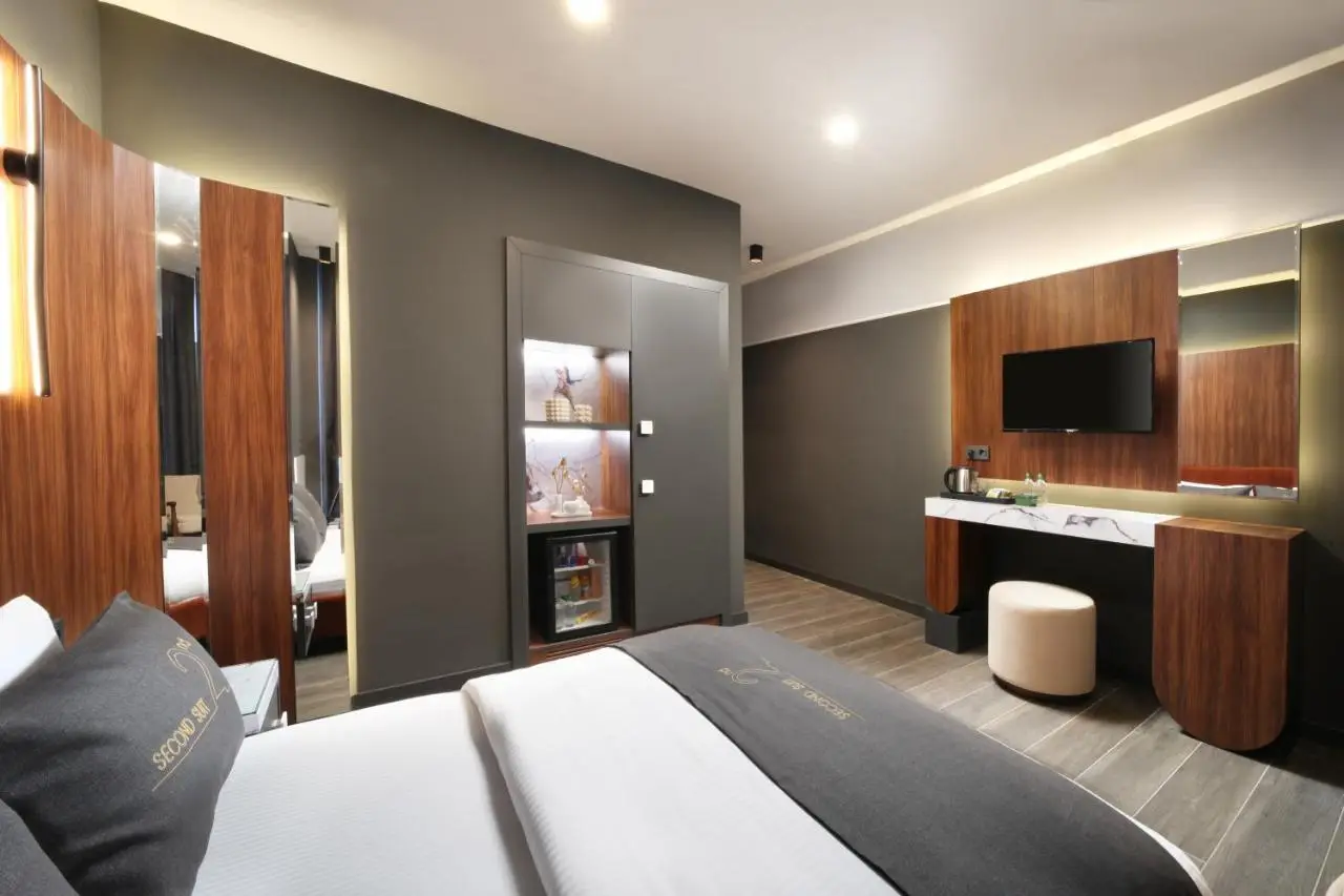 Second Suit Hotel
