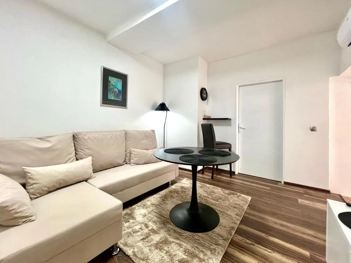 Modern Two-Bedroom Apartment with Garden & Parking