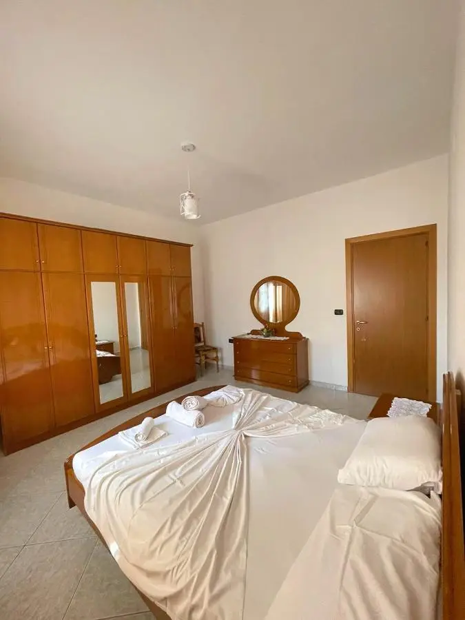 Villa Joli - Spacious Houses with Yard & Parking in Central Vlore