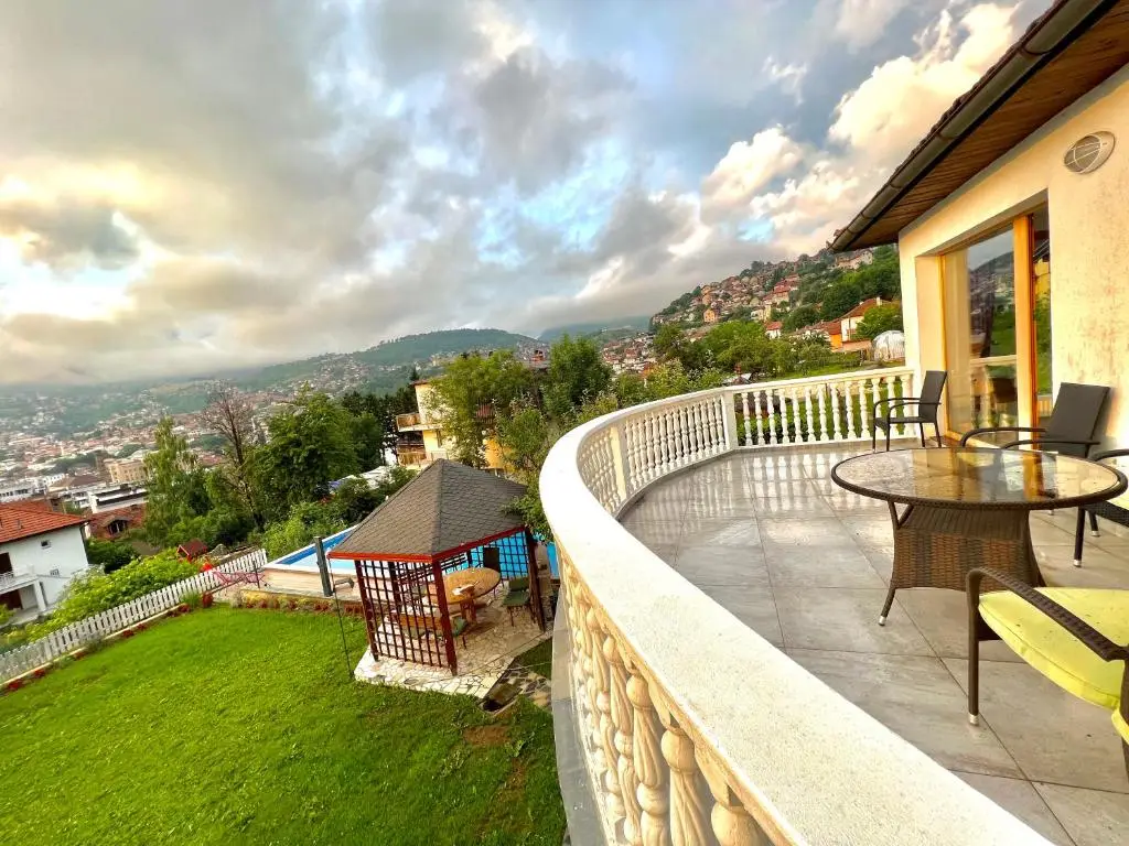 Luxury 2 bedroom apartment with pool