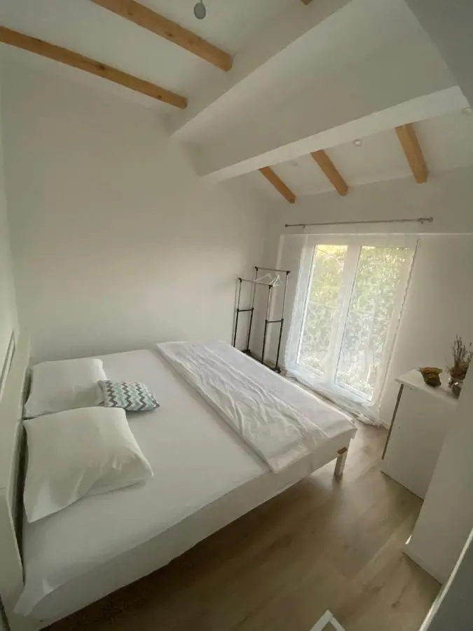 Ravne Rest House