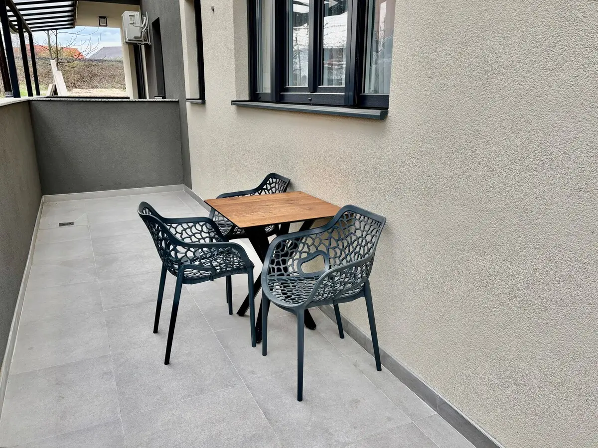 One-Bedroom Apartment with Terrace & Free Parking