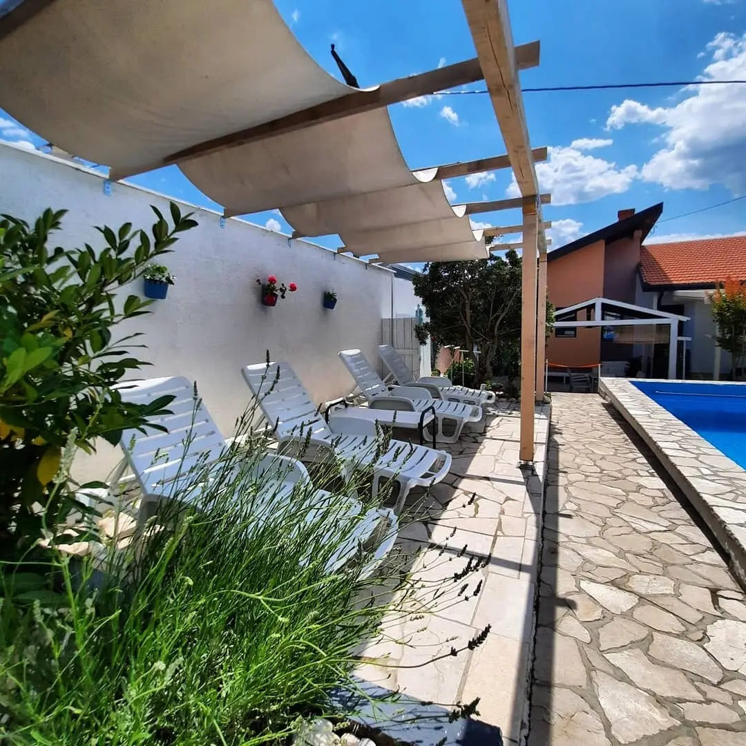 Riverside Apartment, pool, river&garden oasis