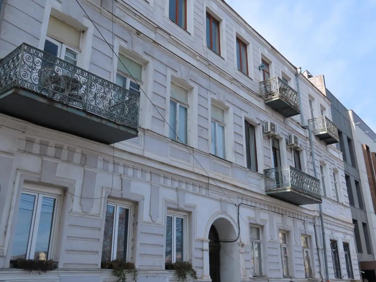 2BR loft apartment near Liberty square
