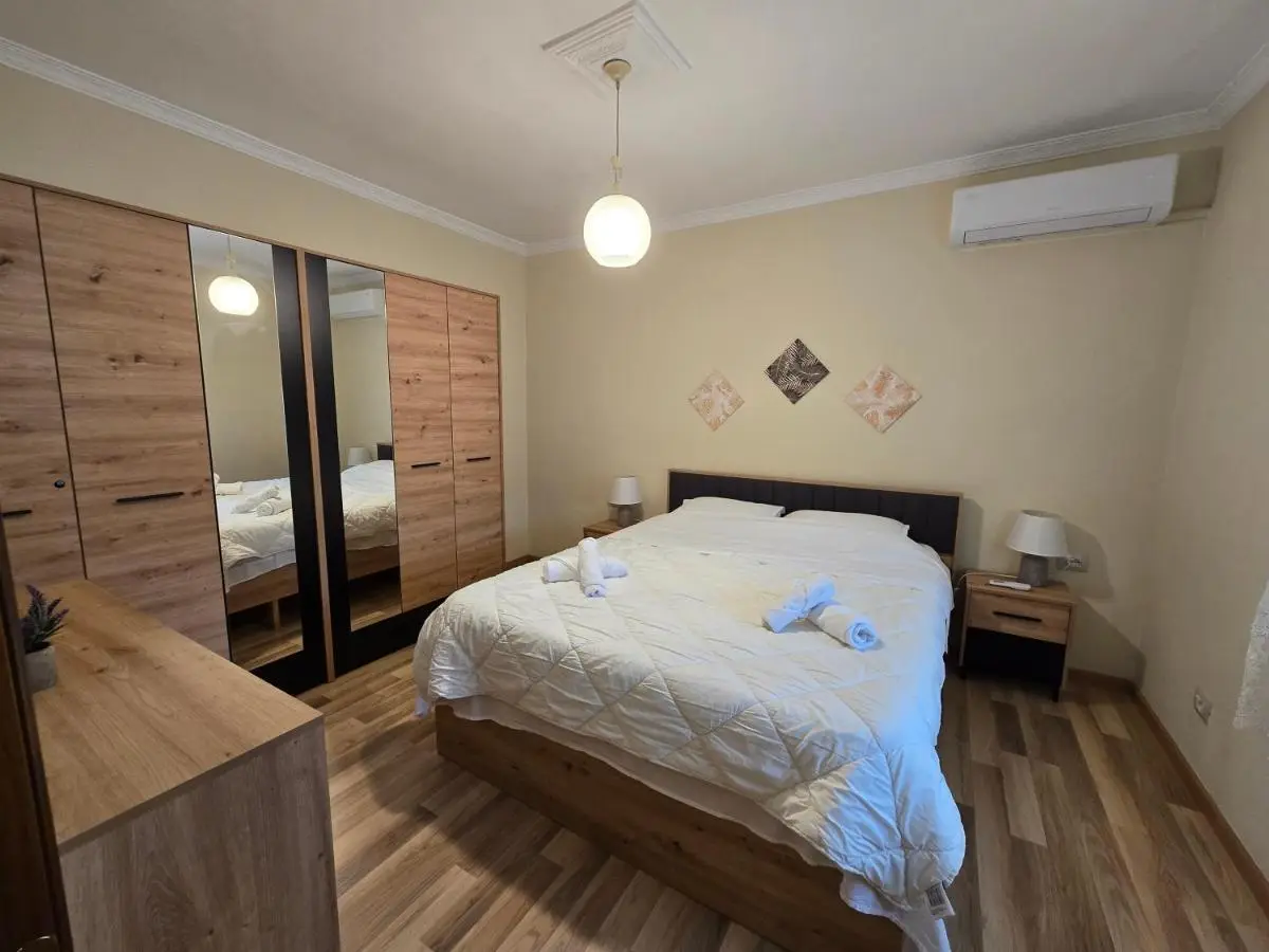 Old Soul, Modern Comfort Apartment
