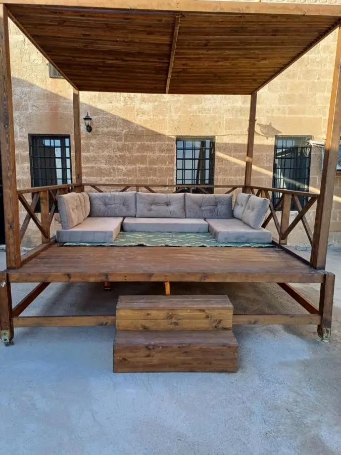 Mardin tarihi ulu Cami yanı, Kale divan konağı