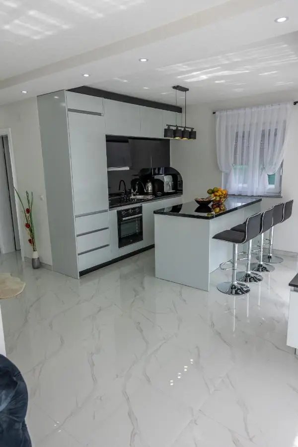 House De Luxe
