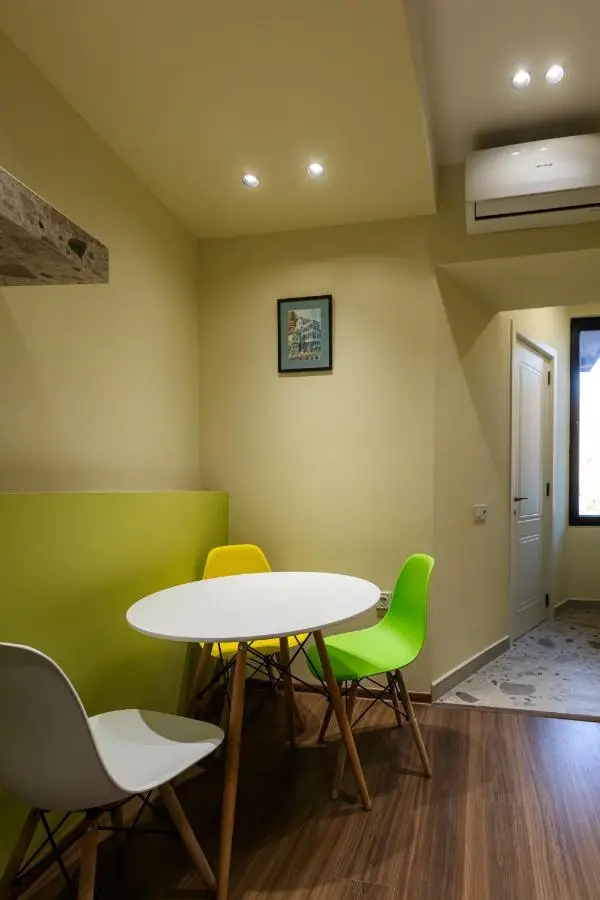 Apart Meidani - Stylish Old Town Apartment with Balcony & Synagogue View