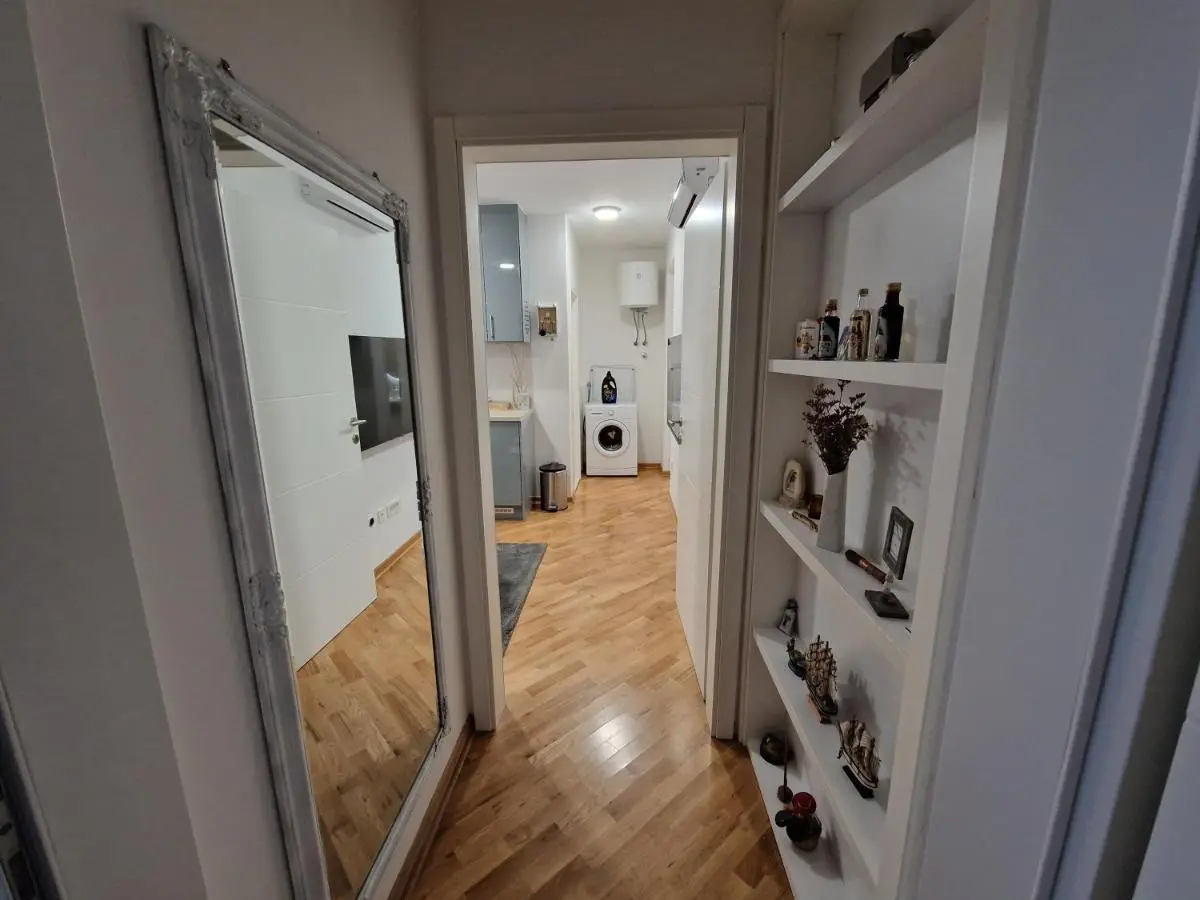 Villa Tamara with garden and river view - free private parking Bicycle & Motorcycle Garage