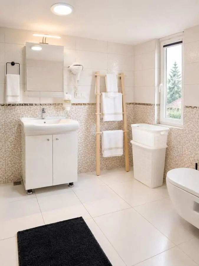 Hadrian Modern Amber Apartment in Prime Old Town Location