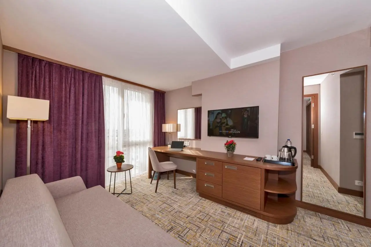 Land Park Hotel