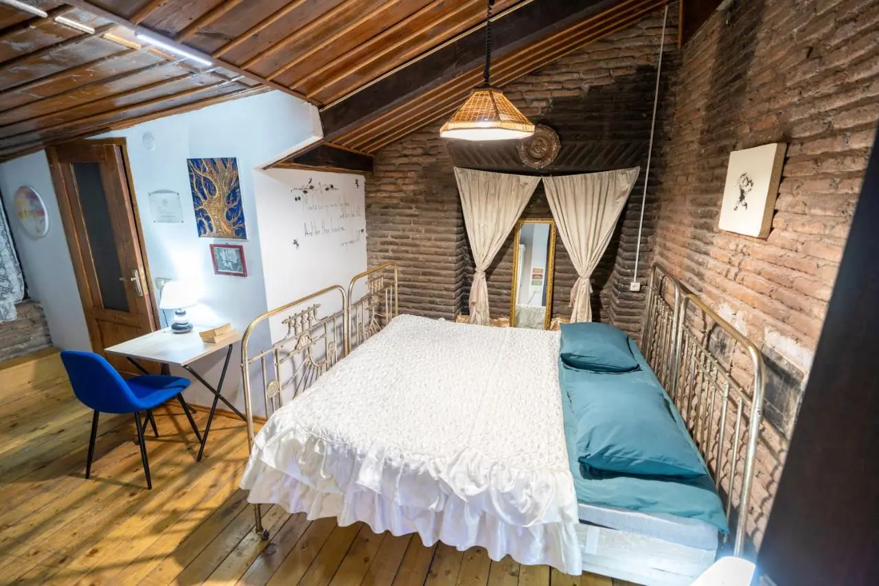 Leon Rooms