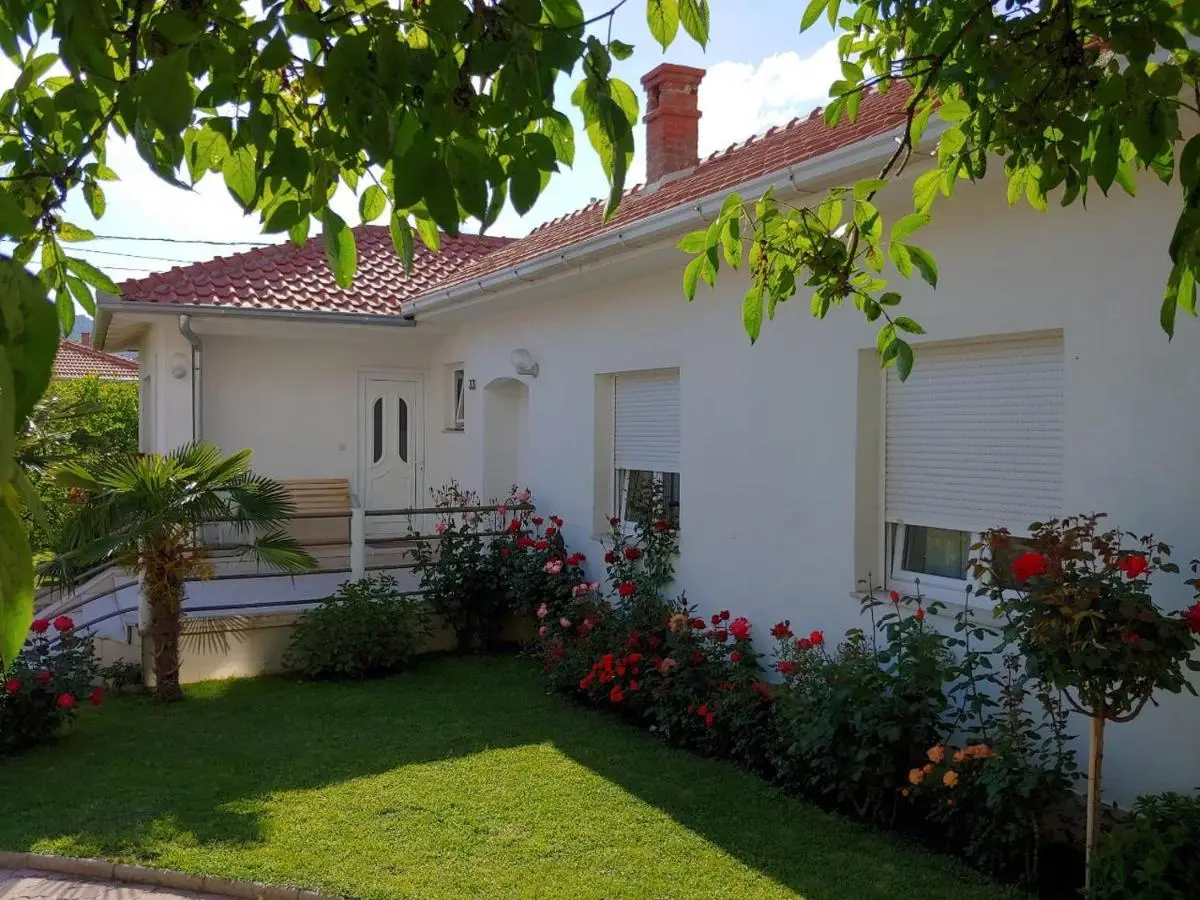 Apartments Tulipan - with free private parking garage