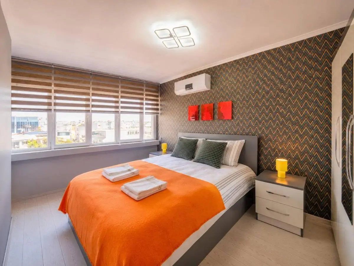 Hadrian Modern Amber Apartment in Prime Old Town Location