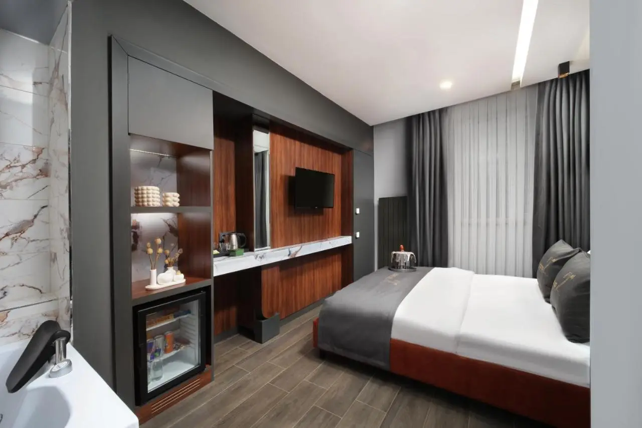 Second Suit Hotel