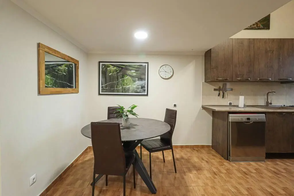 Cosy Central 2-BR Apartment-By Wehost