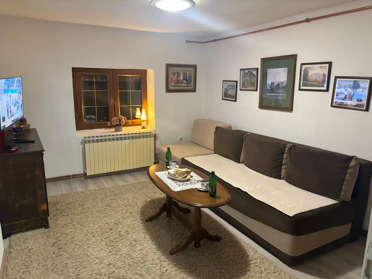 1-min to Bus /  House with Big Garden and BBQ