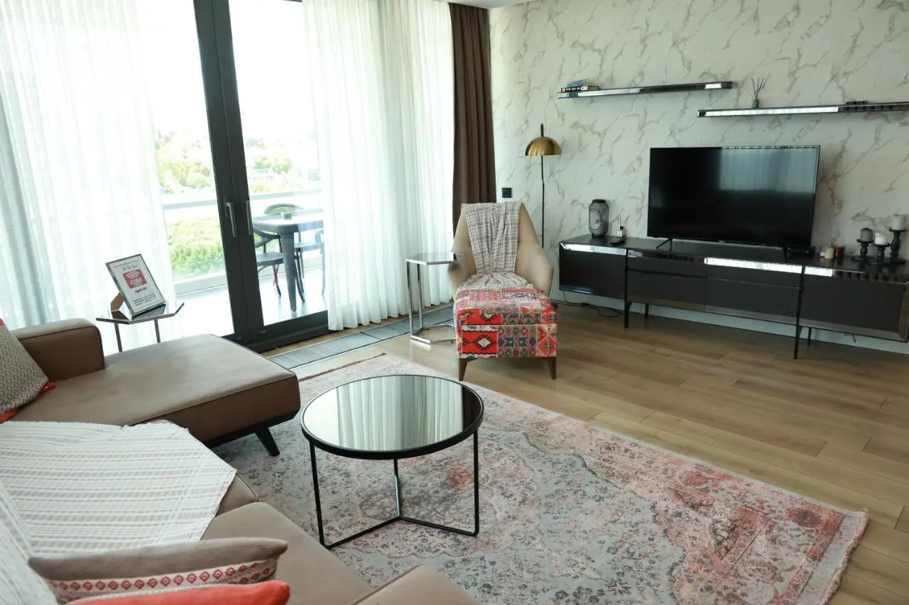 Deluxe 2BR Apartment Balcony 420