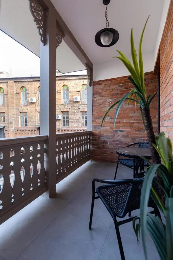 Apart Meidani - Stylish Old Town Apartment with Balcony & Synagogue View