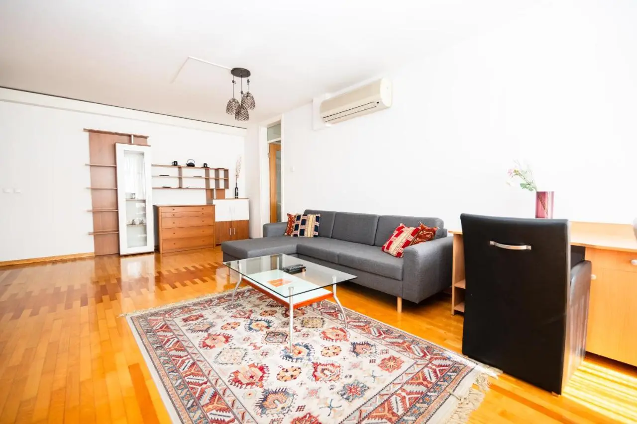 Modern 2BDR apartment in the center - FREE PARKING