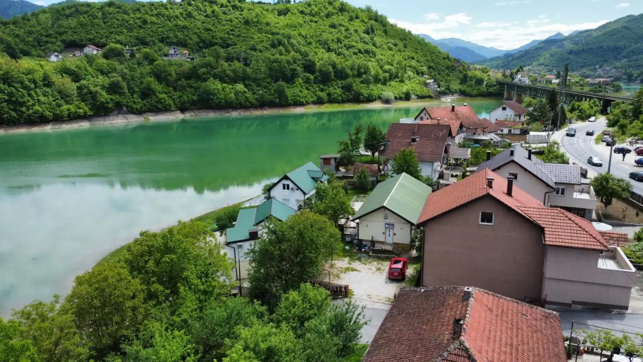 Idas Guesthouse - Kuća na jezeru - Haus am See - Privatunterkunft - Čelebići kod Konjica