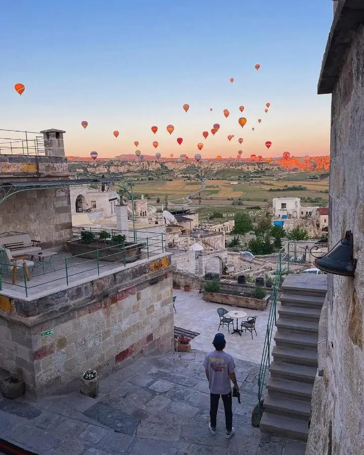 Seki Cave Hotel, Wake Up to Hot Air Balloons