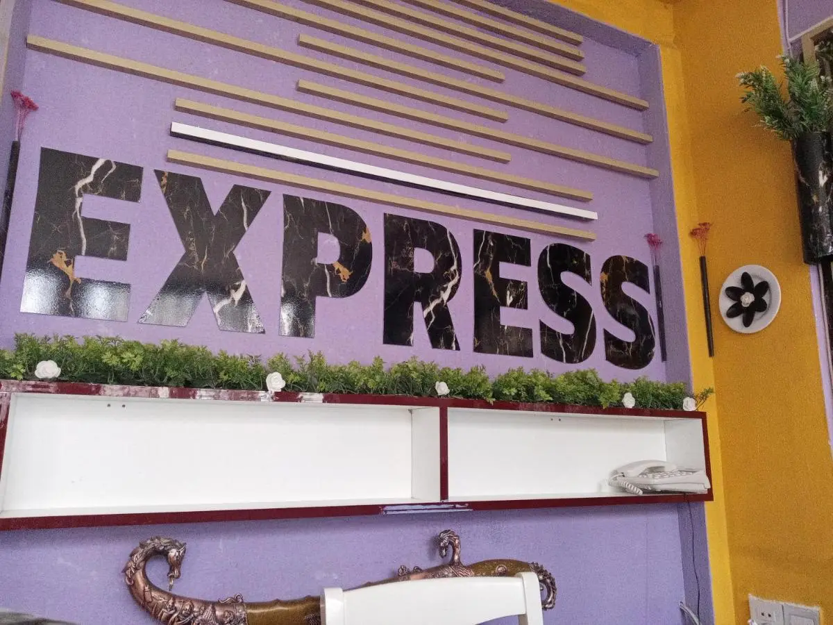 Baku Express Guest House - PRIVATE rooms with SHARED bathrooms
