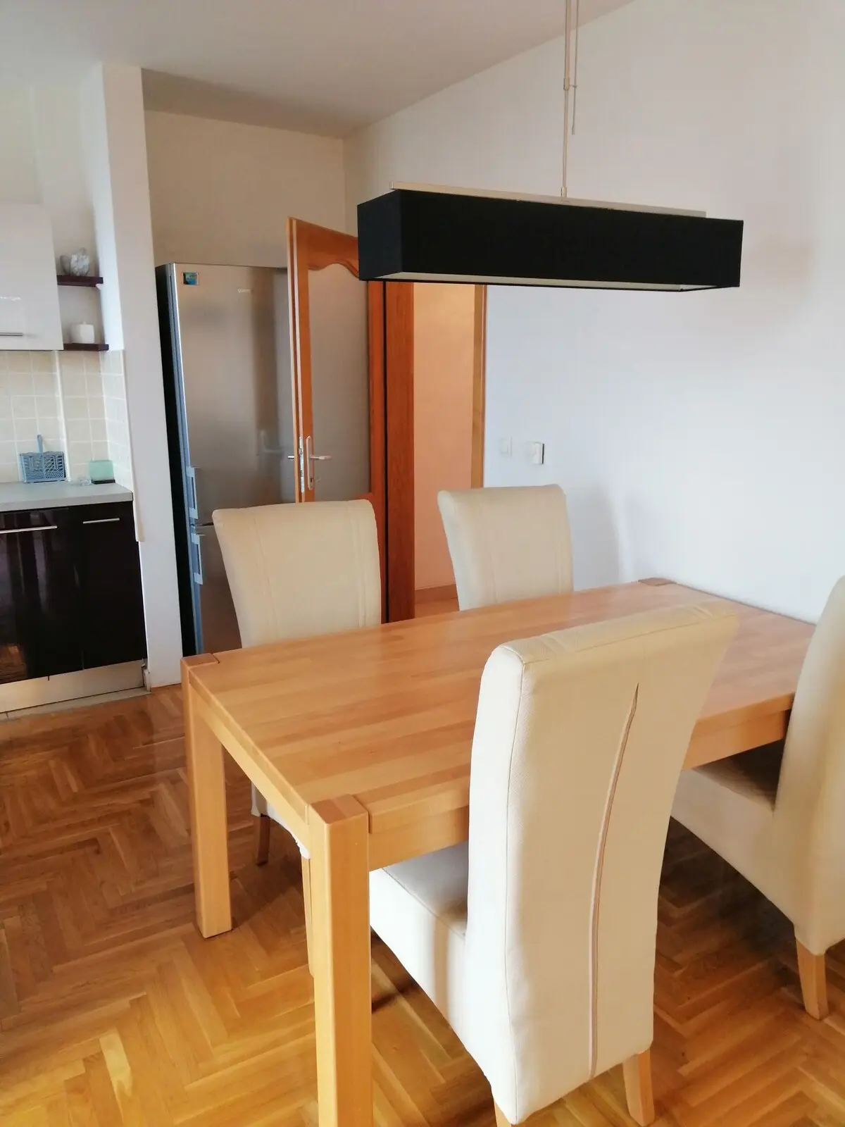 SUNNY large apartment\5 min from the airport