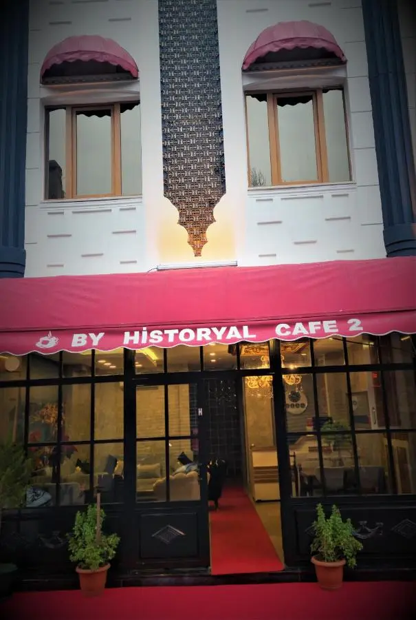 By Historial Hotel Due