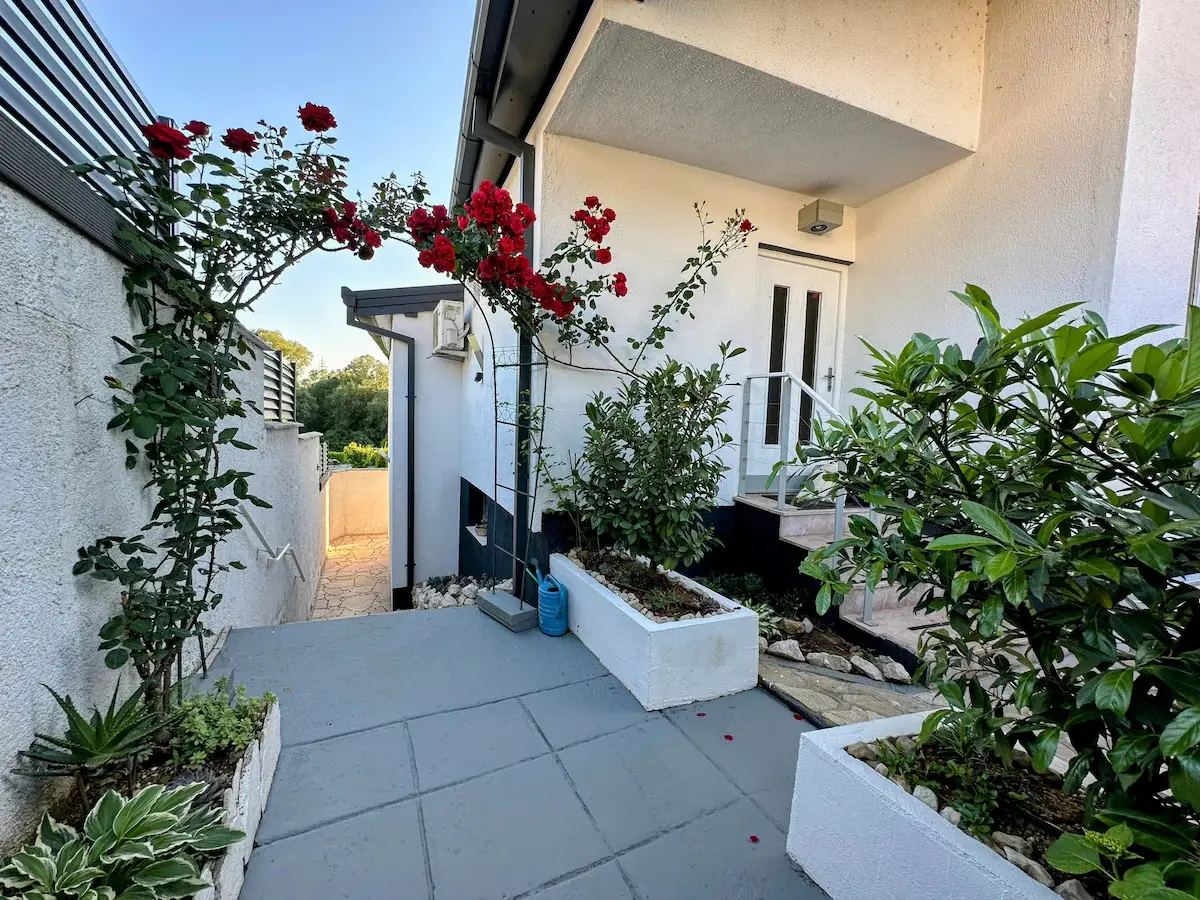 Sunshine Apartment – Pool, River & Garden Oasis