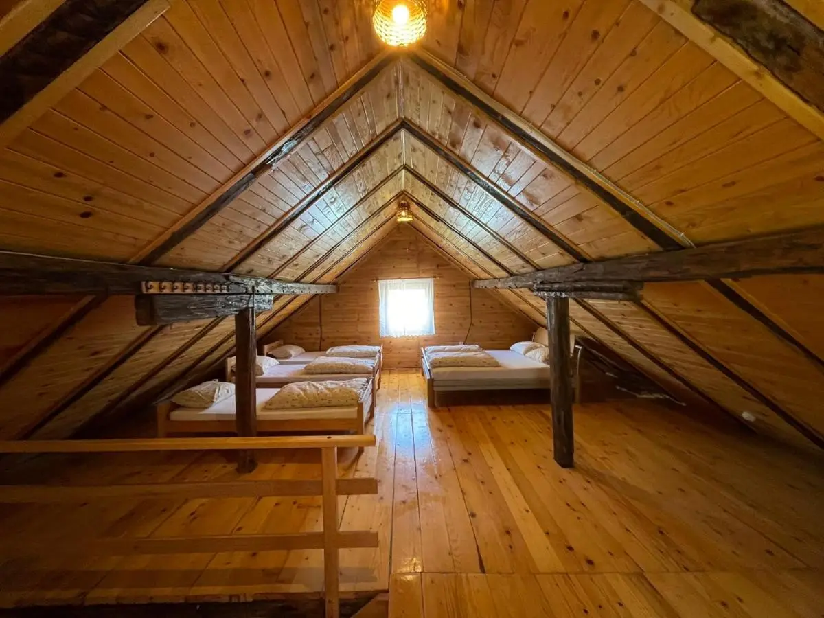 "River paradise" Vikendica sa bazenom, ladarom i kaminom na samoj obali Vrbasa Banja Luka