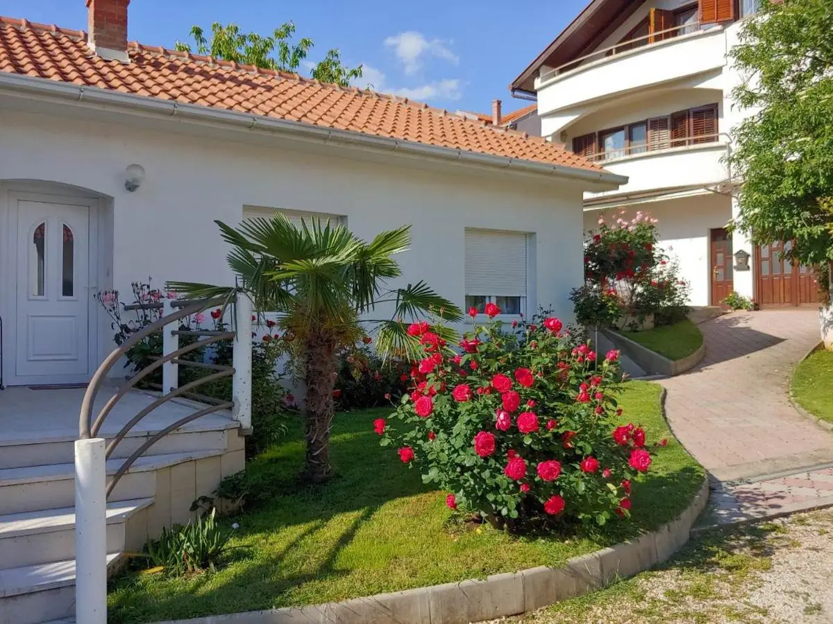 Apartments Tulipan - with free private parking garage