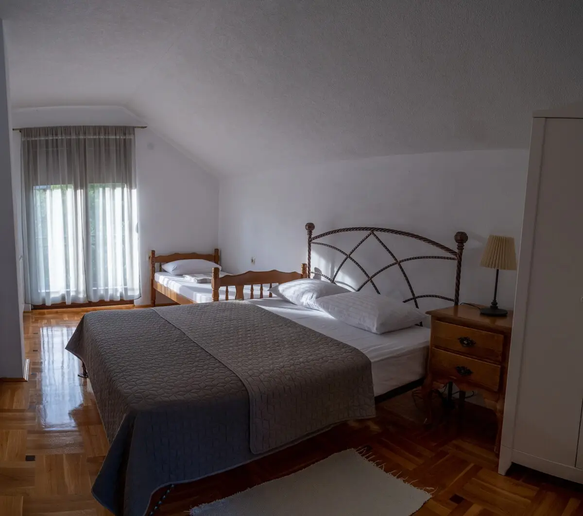 VILLA about min 3 persons - max 6 persons.