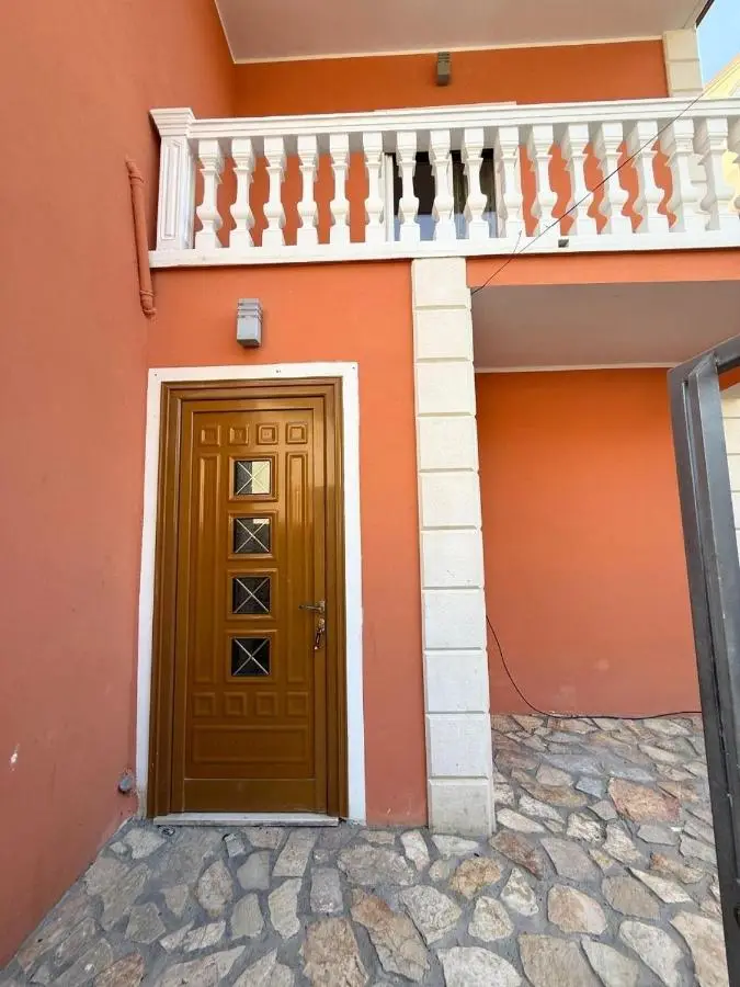 Villa Joli - Spacious Houses with Yard & Parking in Central Vlore