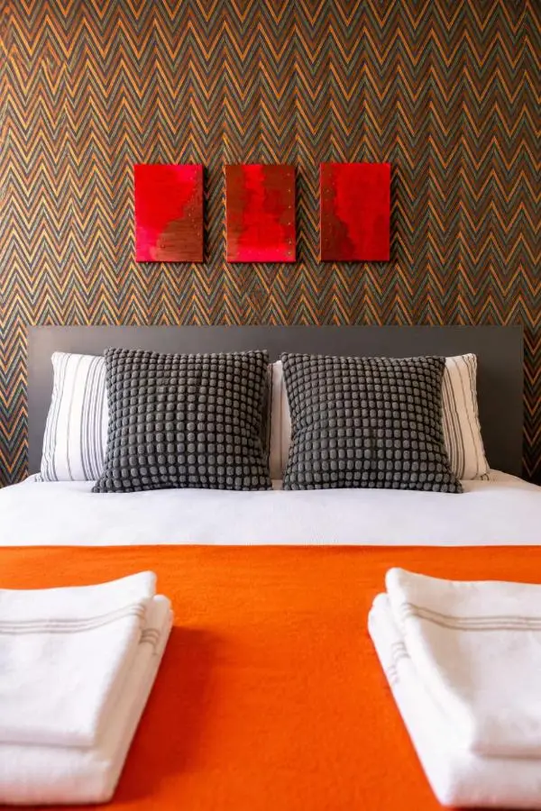 Hadrian Modern Amber Apartment in Prime Old Town Location