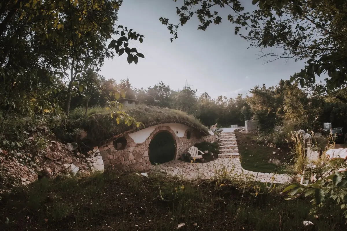 Hobbit House Mostar – Magical Underground Stay