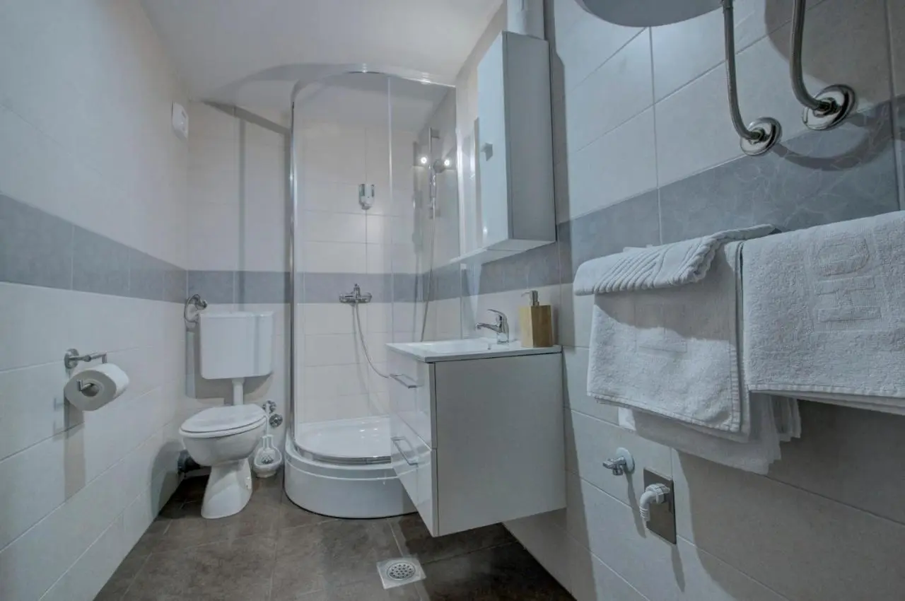 Tihe Noci Motel