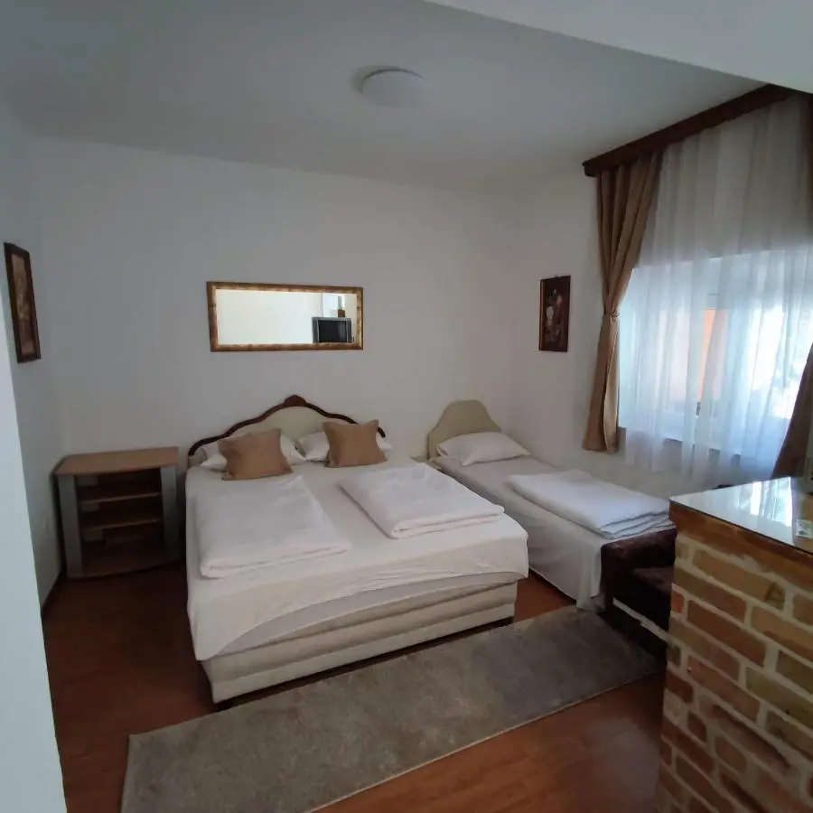 Apartments and rooms Lena