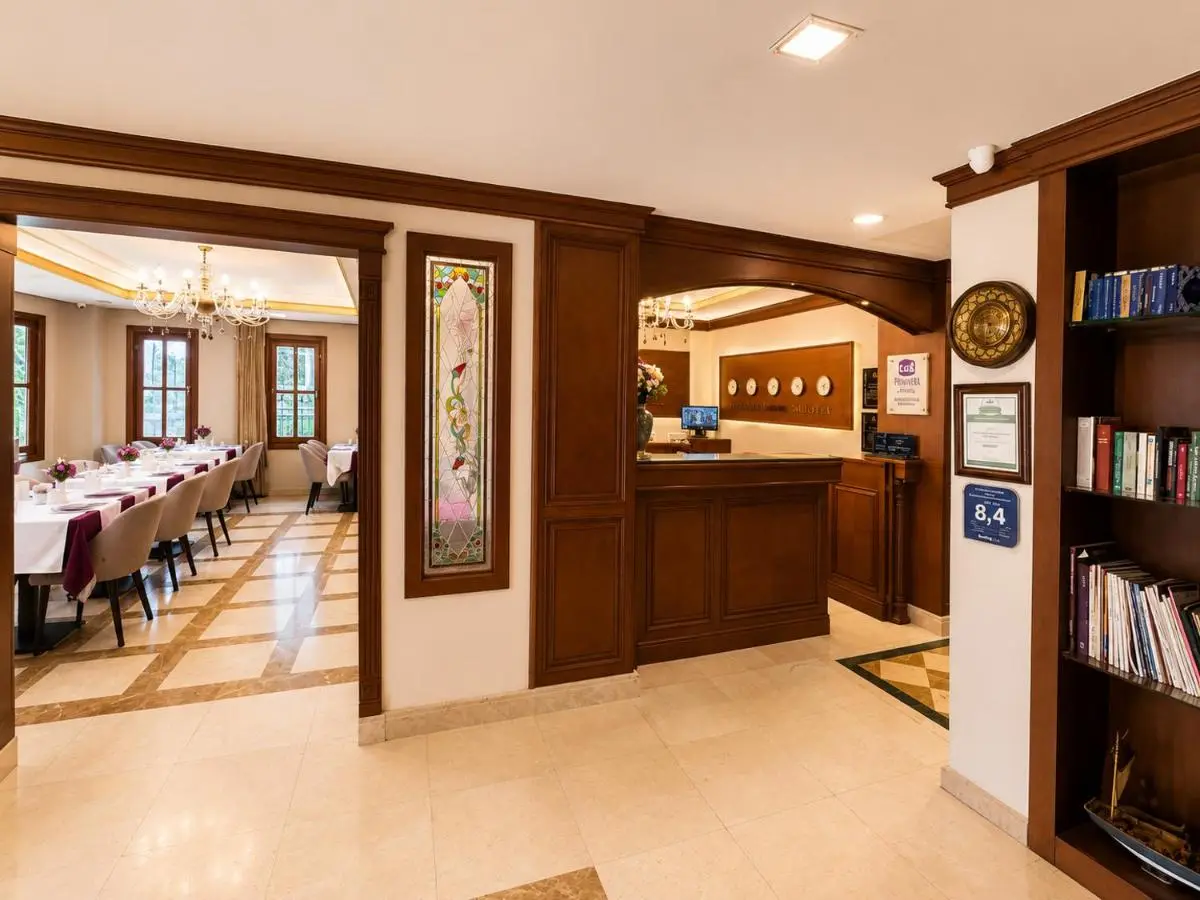GLK PREMIER The Home Suites & Spa